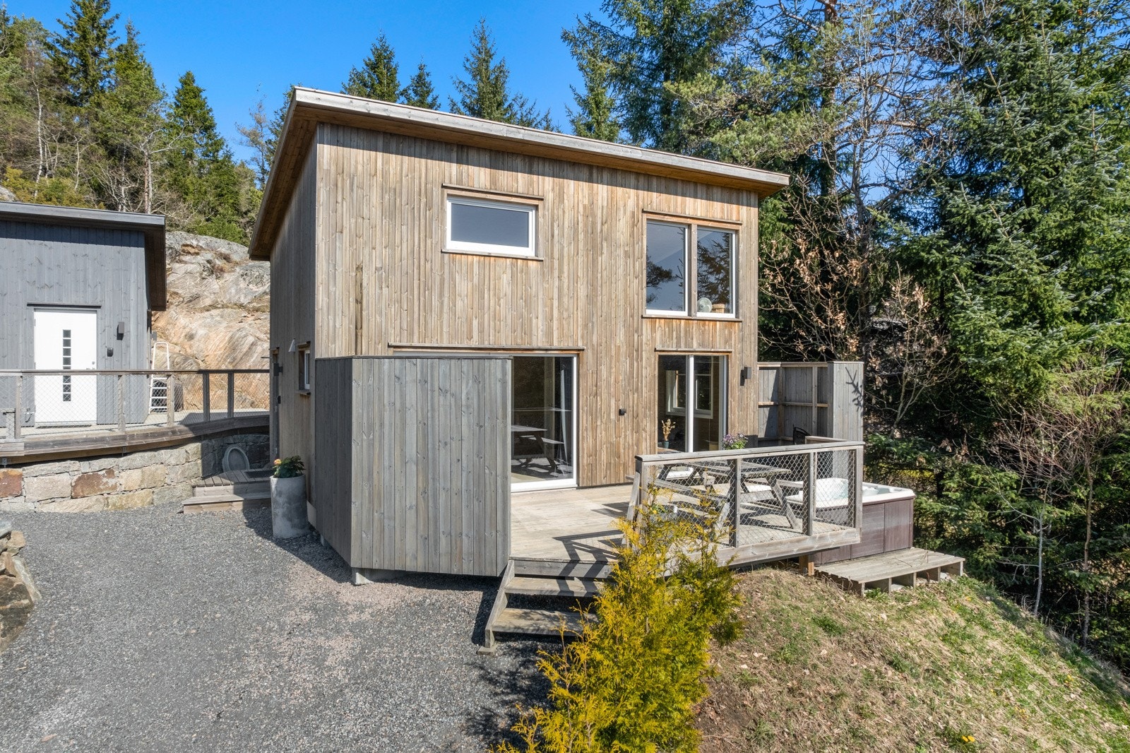 Hytte I med skjermet og solrik uteplass. Galleribilde