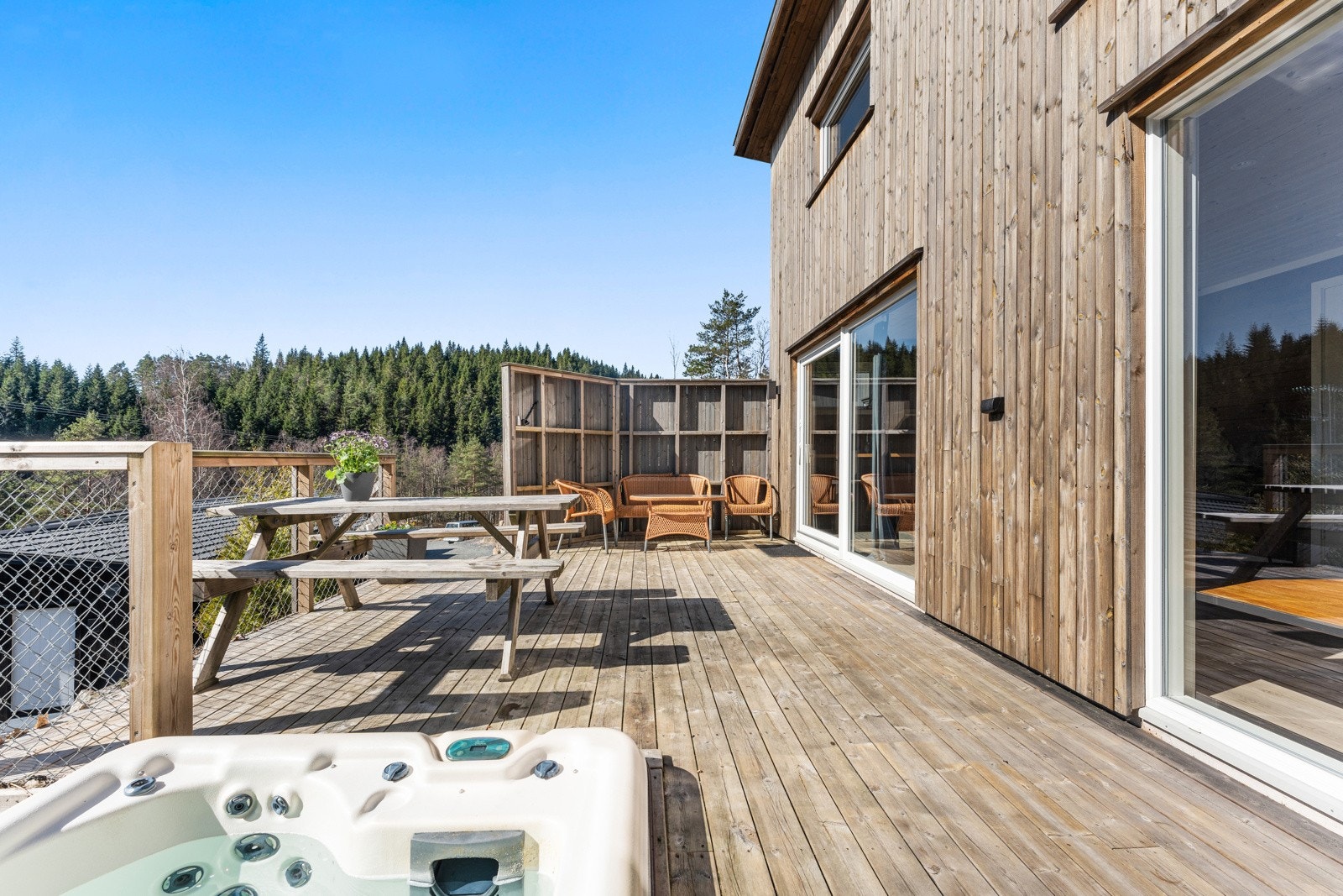 Stor terrasse med jacuzzi og plass til møblering. Galleribilde