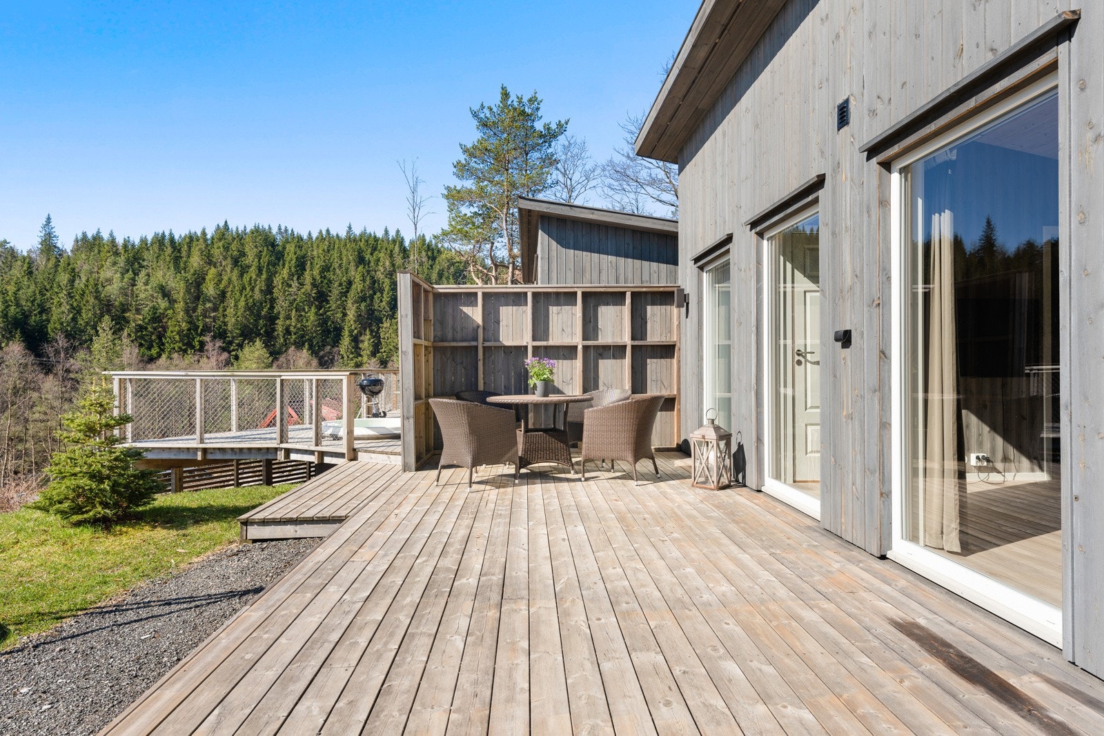 Solrik og romslig terrasse til hytte II. Galleribilde