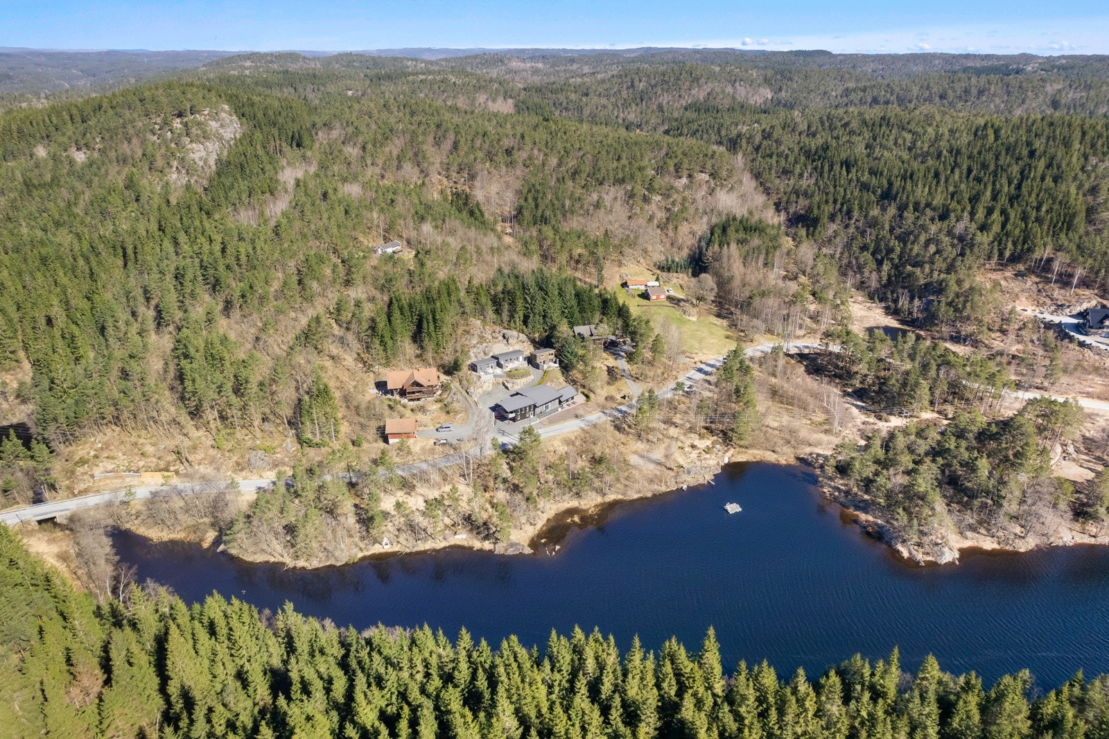 Nærområdet består stort sett av spredt boligbebyggelse og enkelte hytter. Det er store naturområder med stier rett i nærheten. Galleribilde