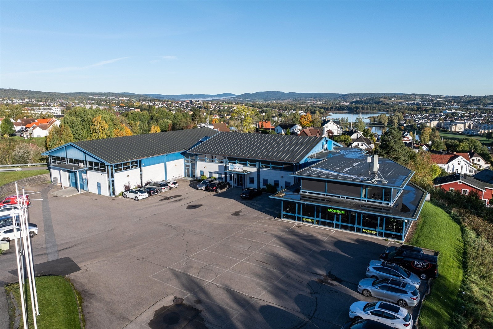 Enkel adkomst - asfaltere kjøre- og parkeringsarealer. Galleribilde