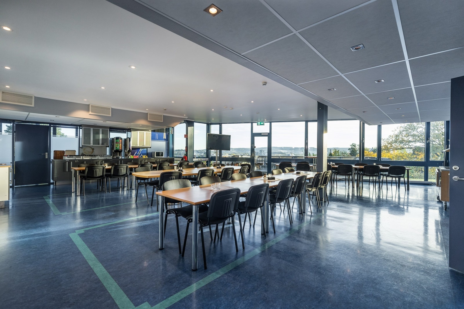 Felles kantine med utgang til terrasse. Galleribilde