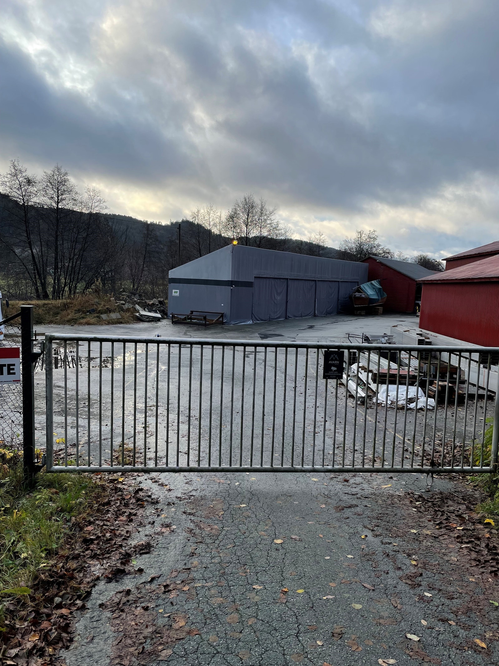 Port inntil område med kodelås og kameraovervåket innkjøring Galleribilde