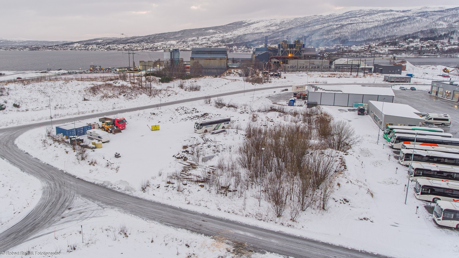 Stor tomt sentralt i Finnfjordbotn industriområde. Galleribilde