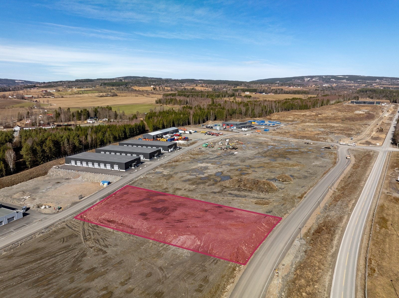 Tomten skravert i Hamar Næringspark Nord. Øverst på området synes (så vidt) Dobloug som er utvikler av hele næringsområdet. Galleribilde