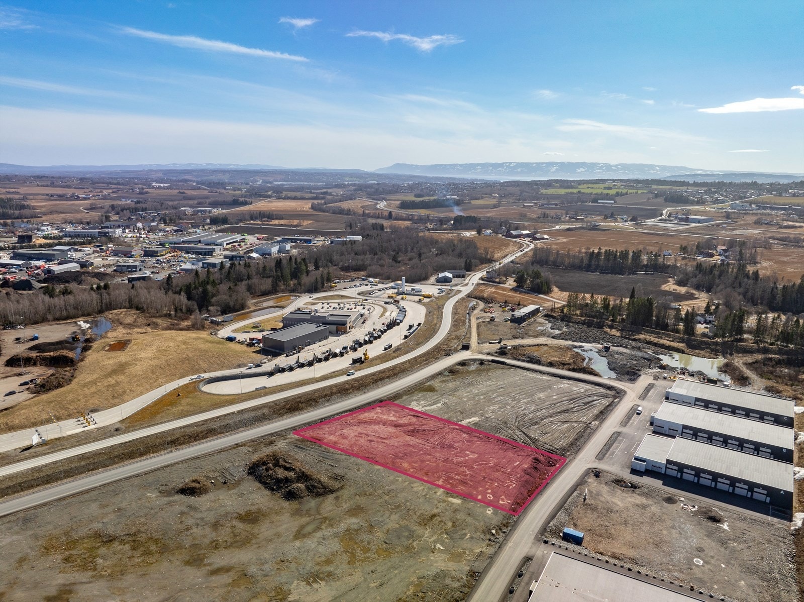 Hamar Næringspark Nord. Tomten er skravert. Til venstre i bildet er næringsområdet på Trehørningen Galleribilde