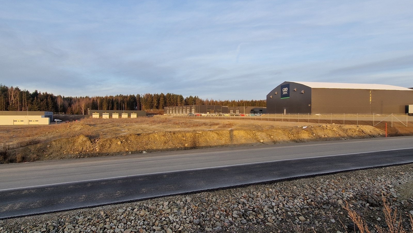 Bilde tatt desember 2024. Til høyre synes nytt bygg på nabotomt. Galleribilde