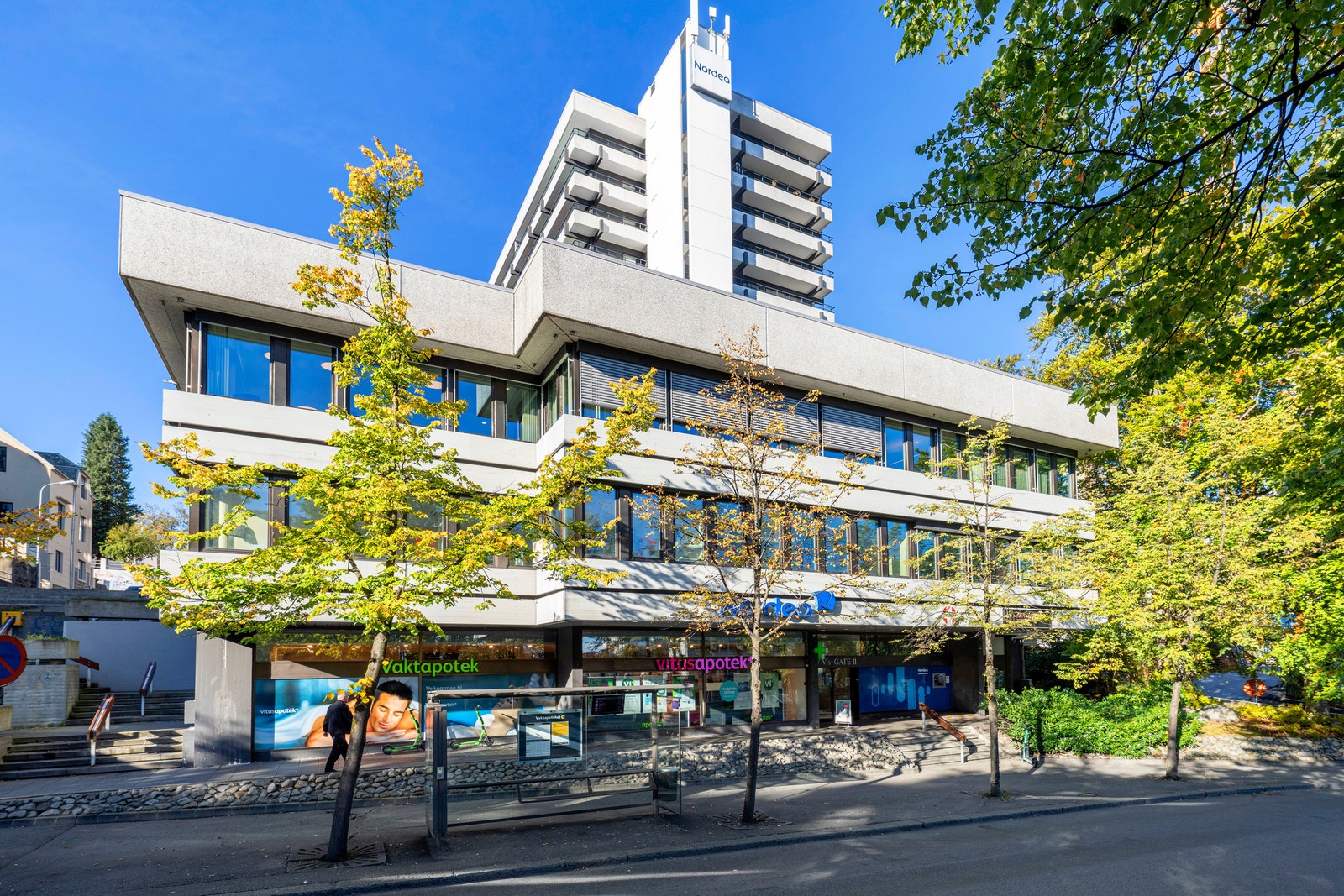 Godt eksponert lokale like ved trafikkert vei. Galleribilde