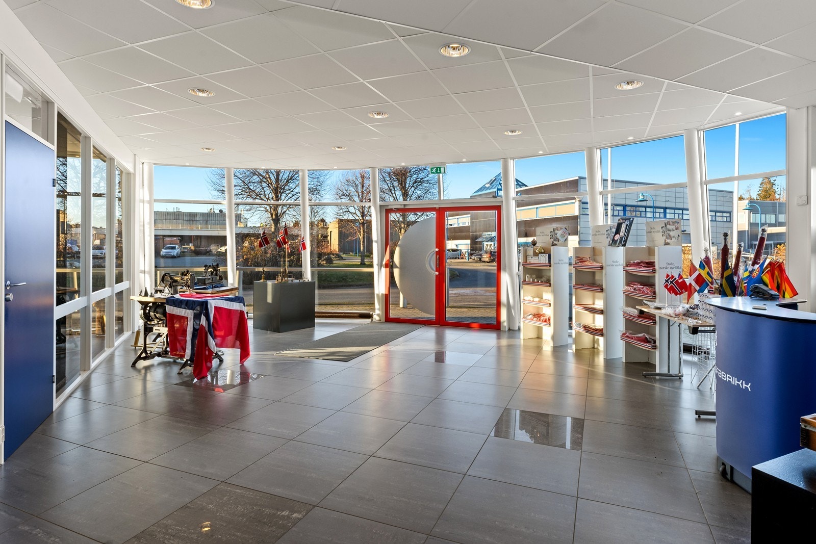Hyggelig vestibyle med store vindusflater. Galleribilde