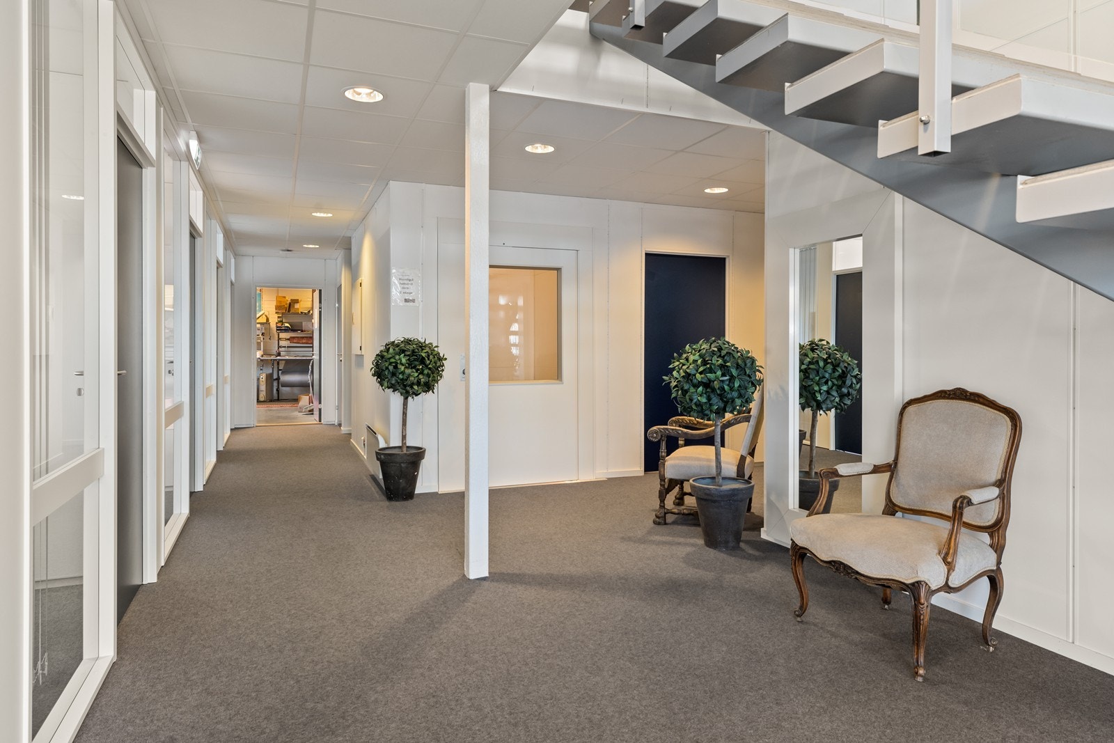 I 1. etasje er det 5 identiske cellekontorer, showroom i tillegg til garderobefasiliteter og adkomst til høytlager. Galleribilde