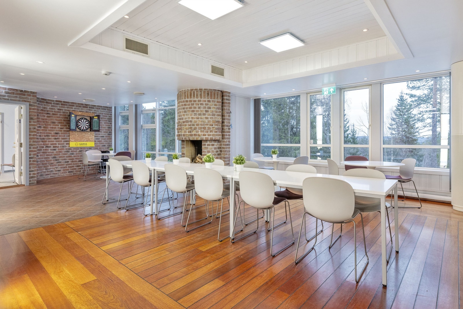 Felles møtefasiliteter med flott oppmurt peis i u. etasjen Galleribilde