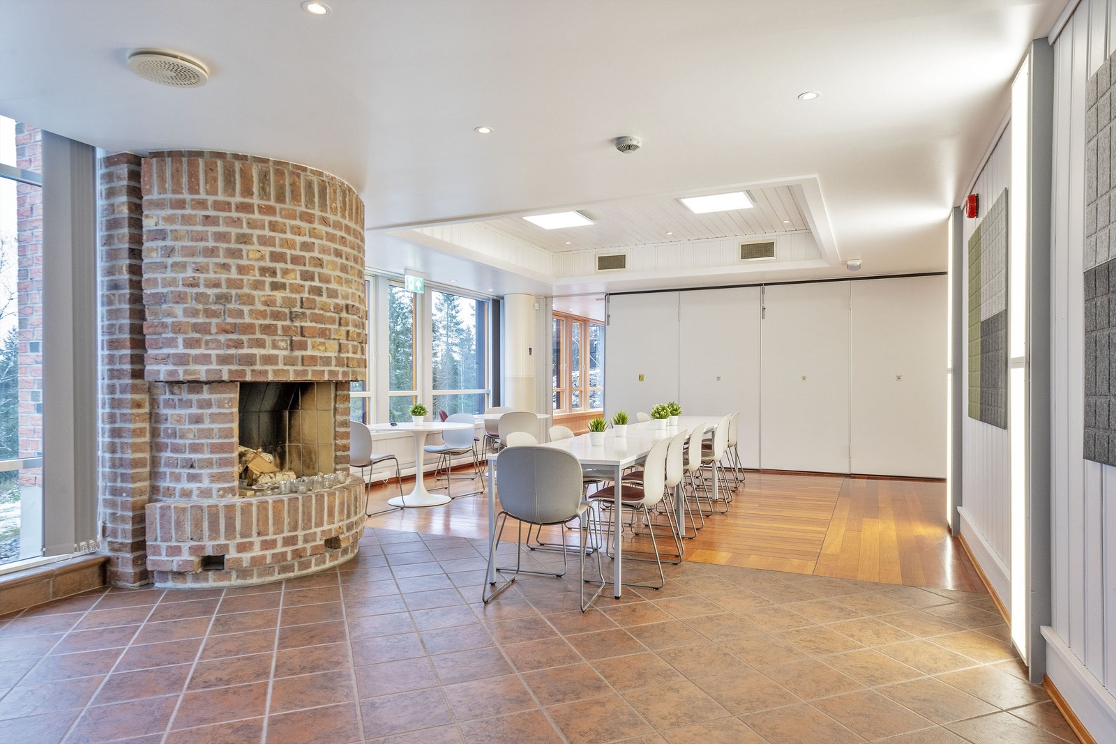 Felles møtefasiliteter med flott oppmurt peis i u. etasjen Galleribilde