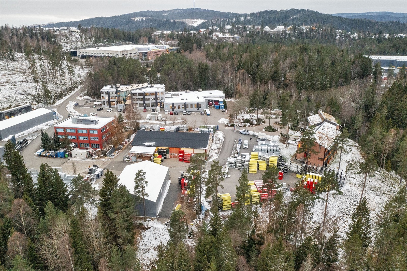 Kun ca. 5-6 min til av-/påkjøring E6 ved Hvam/Olavsgaard med enkel tilgang til transportstrekning Oslo- Gardermoen Galleribilde