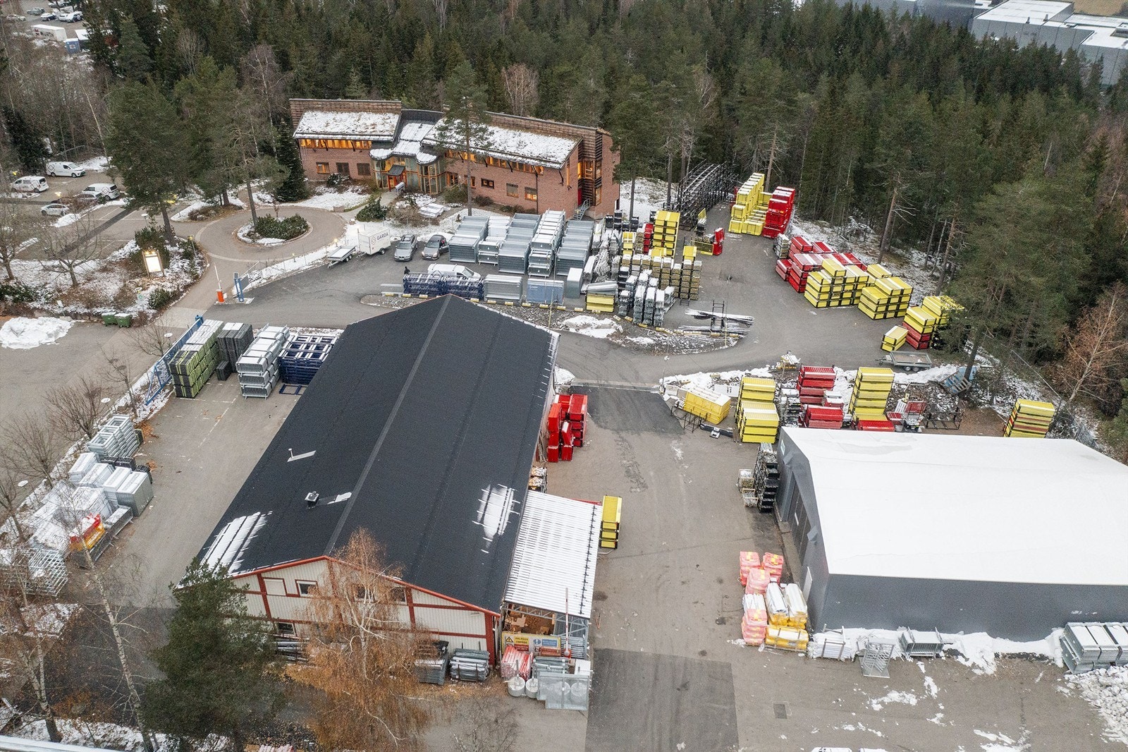 Tomten/uteområdet kan brukes til utelagring og evt. også parkering Galleribilde