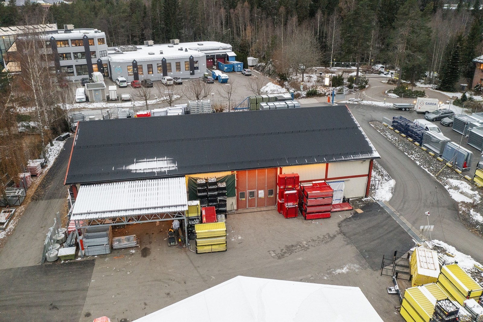 Takhøyde lager ca. 5,5 - 6 meter under møne (ikke oppmålt) Galleribilde
