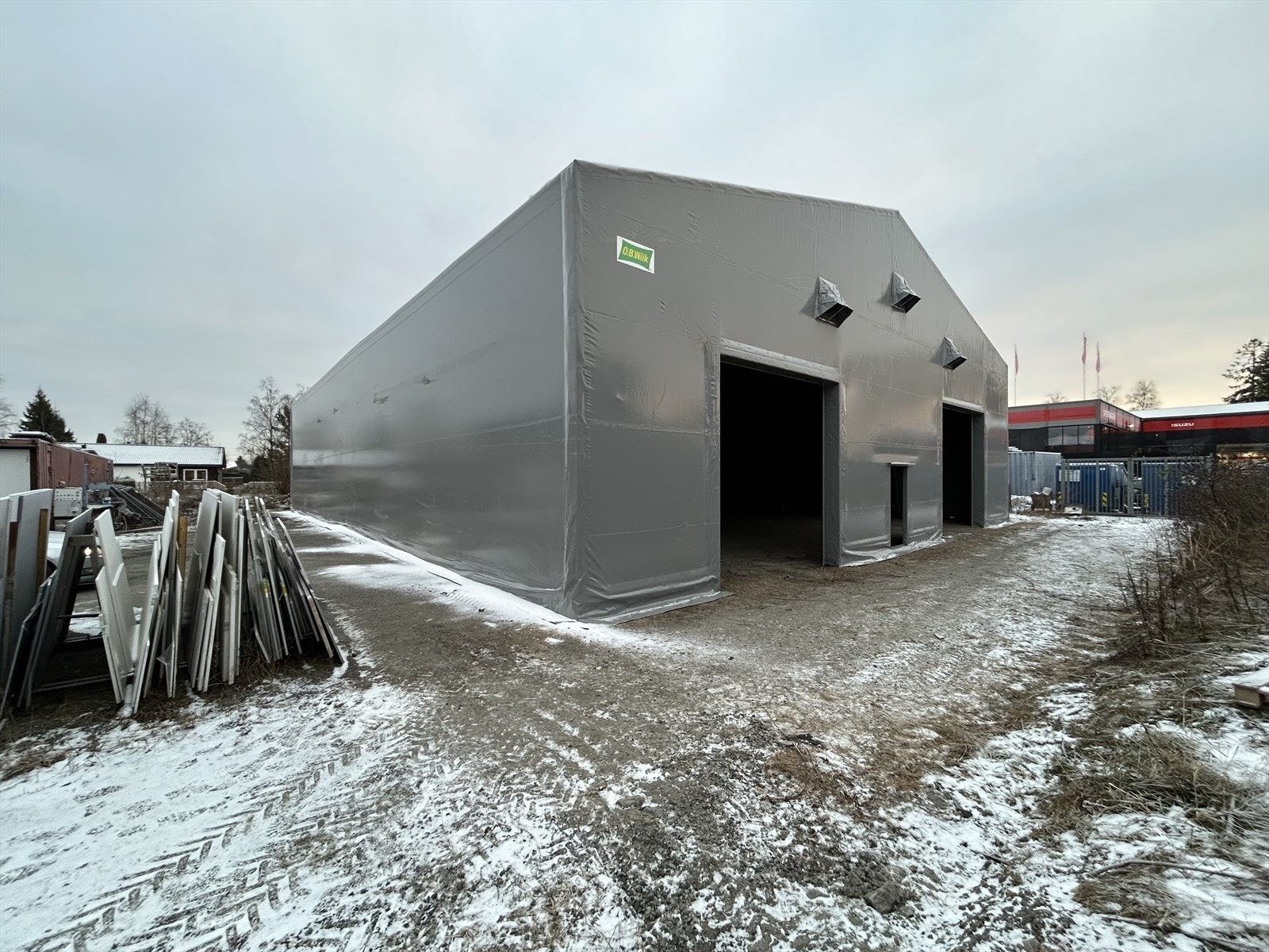 Rubhall/gummihall på tilstøtende eiendom på ca 600 kvm. 2 stk kjøreporter. Galleribilde
