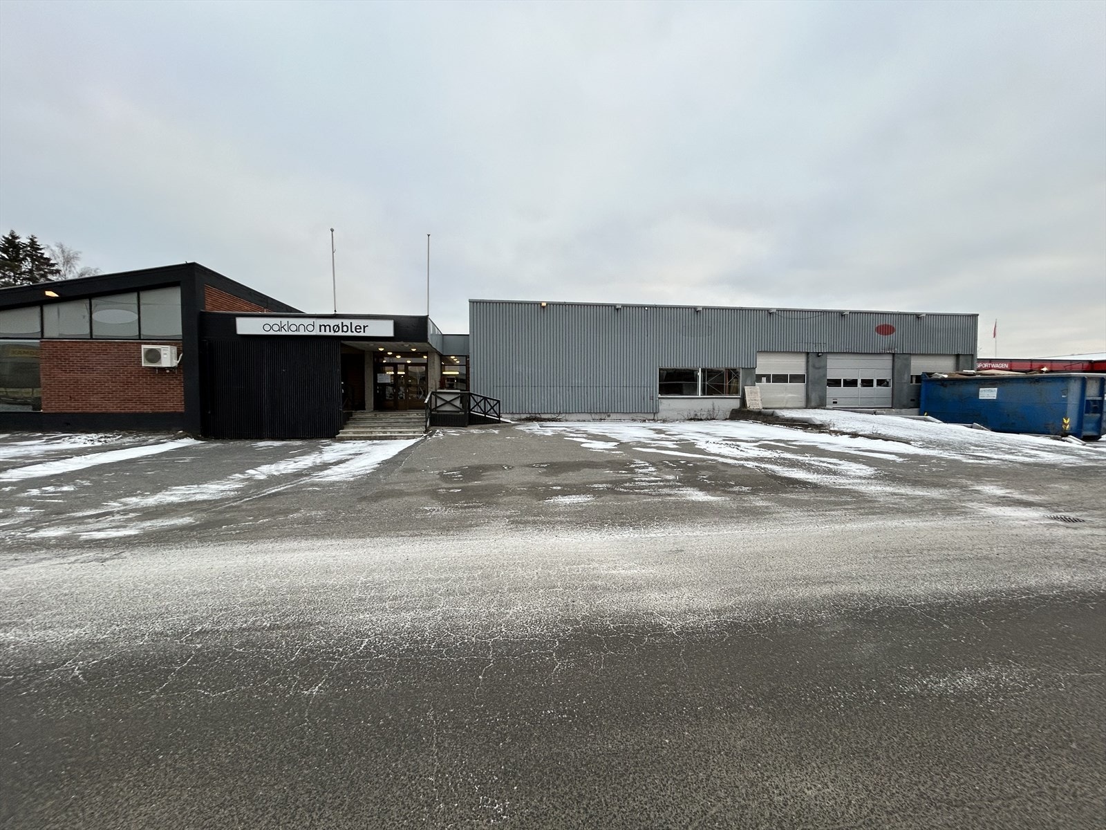 3 store kjøreporter tilknyttet lagerdel, med vareheis til store lagerarealer i underetasjen. Galleribilde