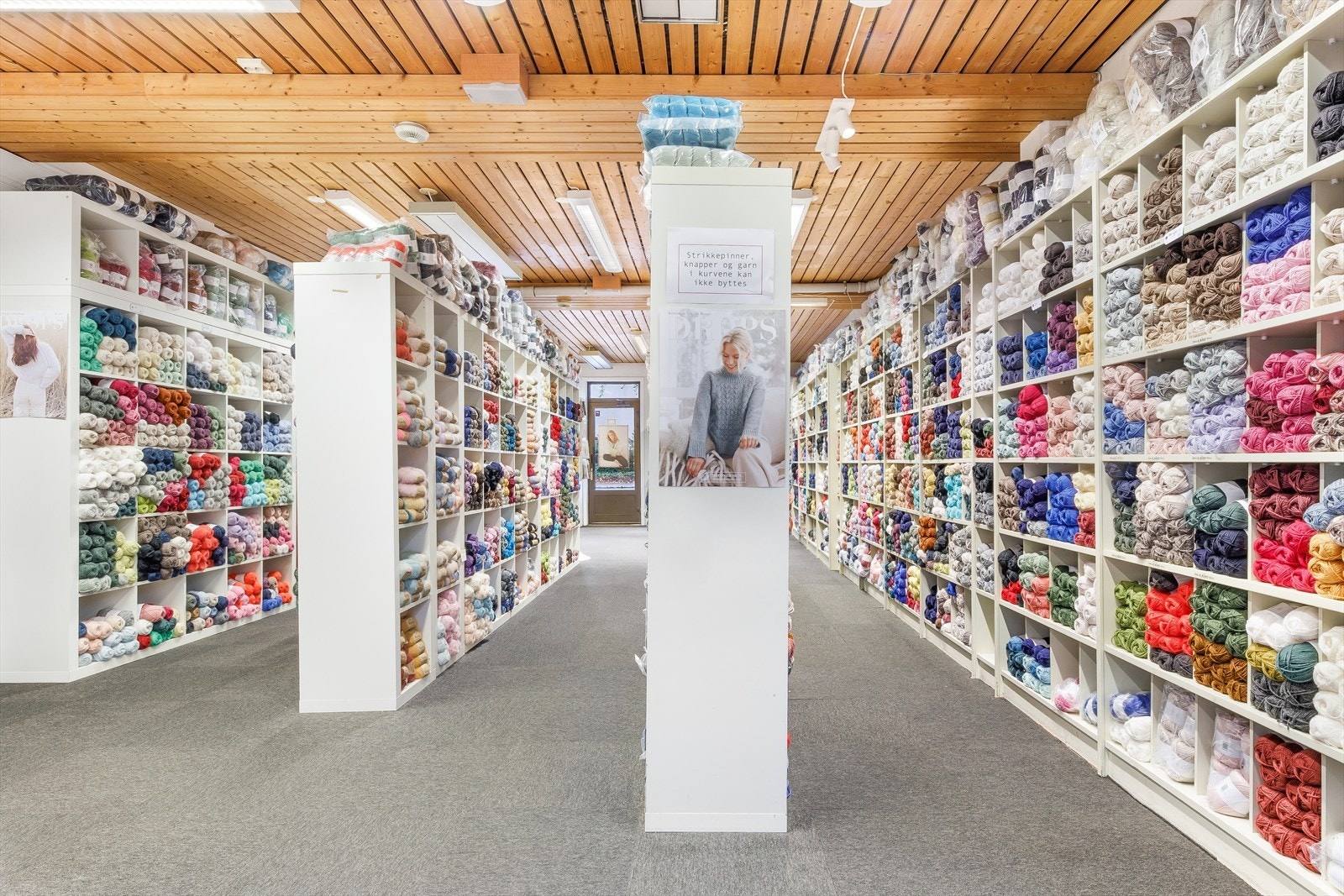 Romslig lokale med god gulvplass, perfekt for flere reoler eller utstillingsløsninger. Galleribilde