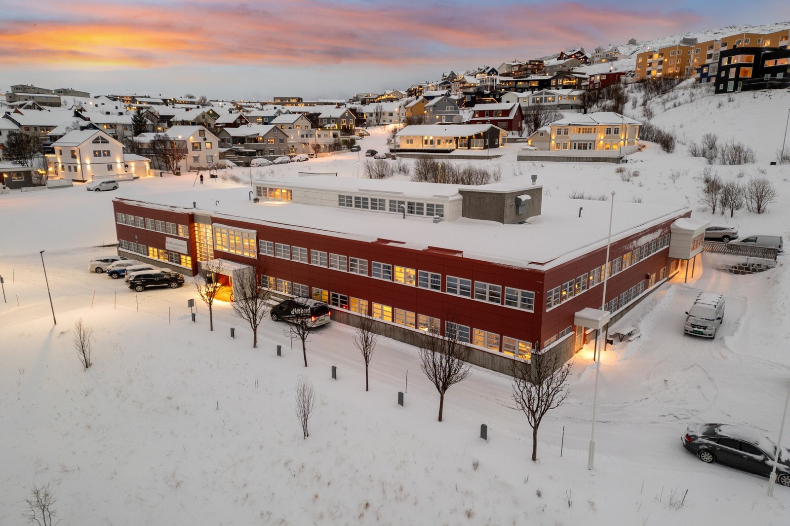 Dronebilde av eiendommen og området rundt eiendommen er spredt boligbebyggelse. Galleribilde