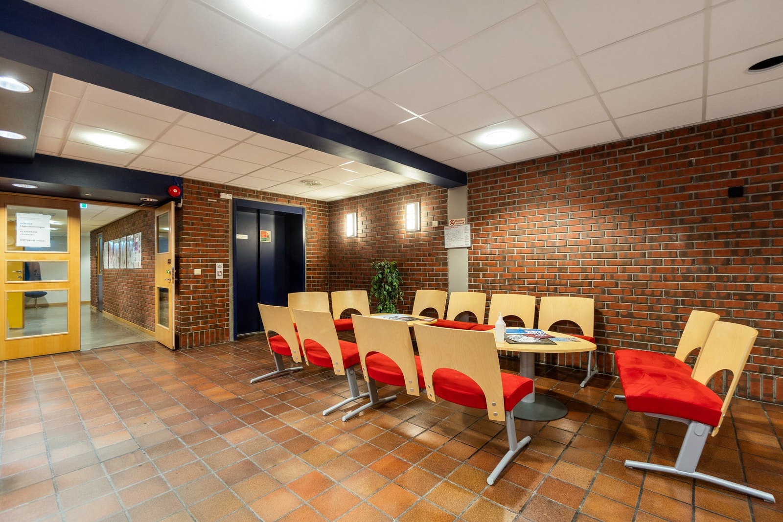 Entré med heis. Galleribilde