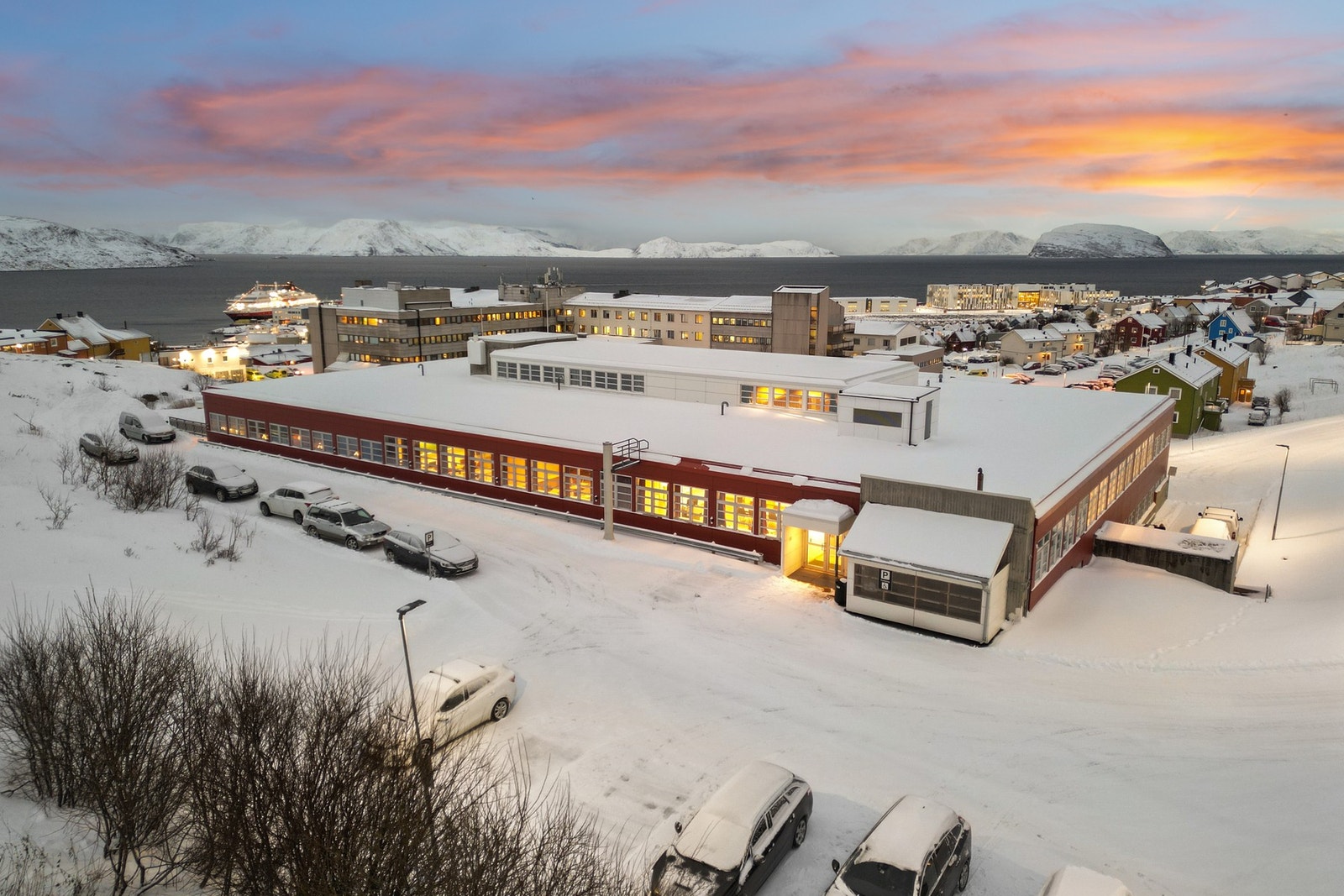 Drone baksiden av bygget. Nærmeste bygget er tidligere Hammerfest sykehus. Galleribilde