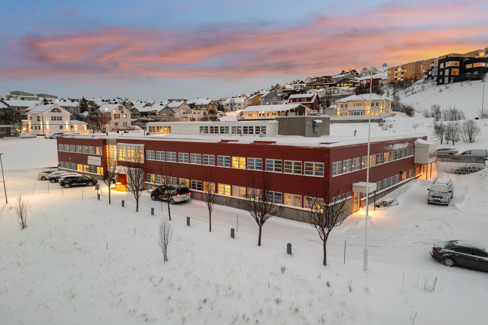 Velkommen til en stor å flott næringseiendom i Hammerfest. Ta kontakt med EM1 for mere informasjon om eiendommen. Galleribilde