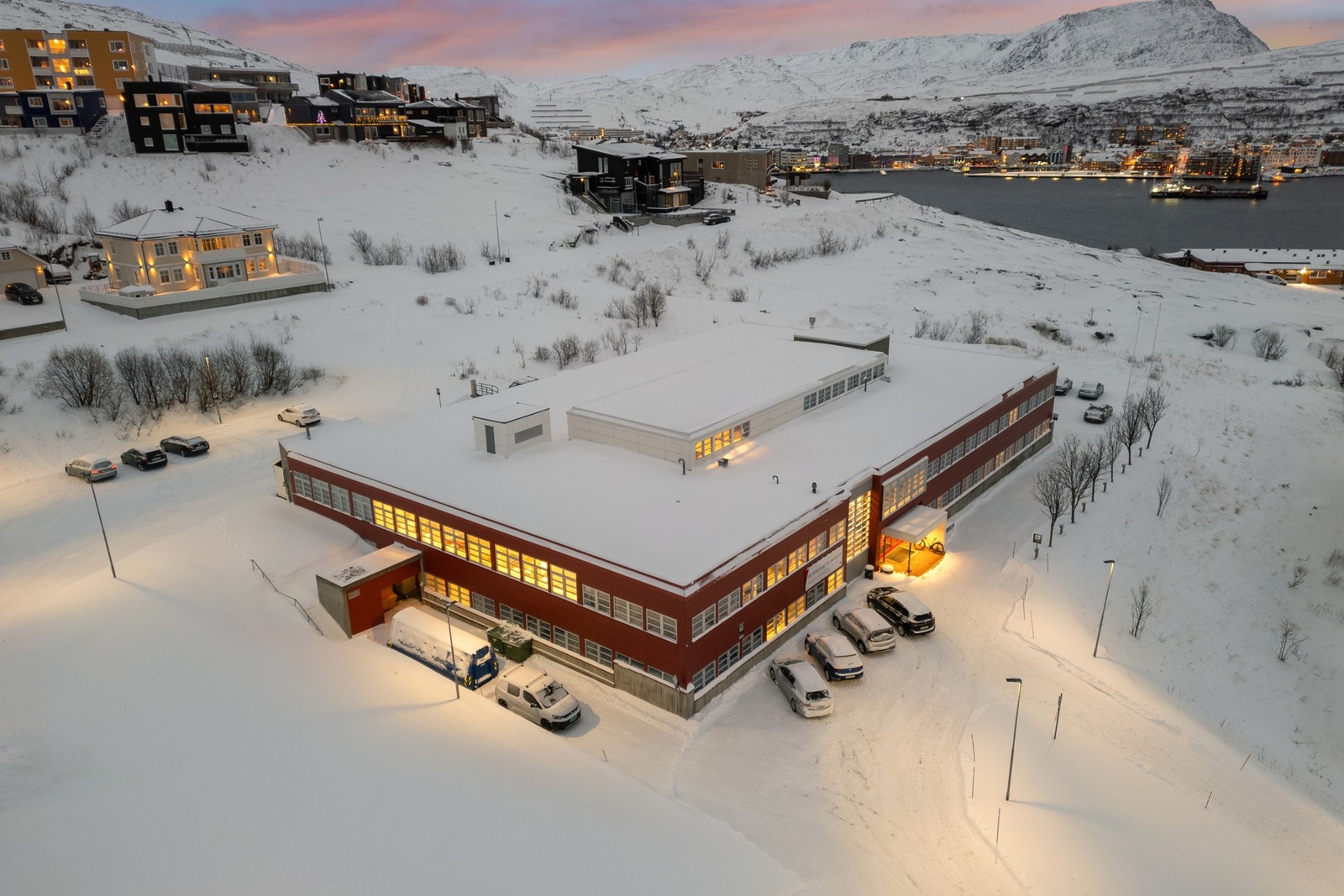 Drone av området. Hammerfest sentrum vises i bakgrunn. Galleribilde