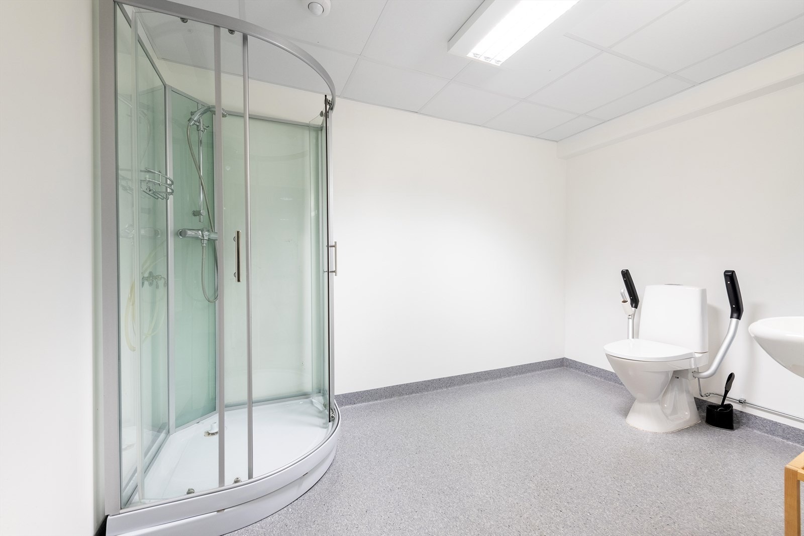 HC-vennlig toalett med dusj Galleribilde