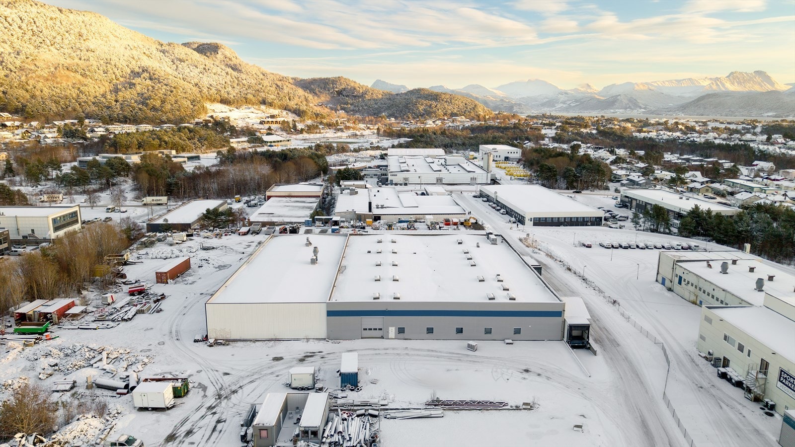 Dronefoto mot øst - Mye tilliggende næringseiendom i området Galleribilde