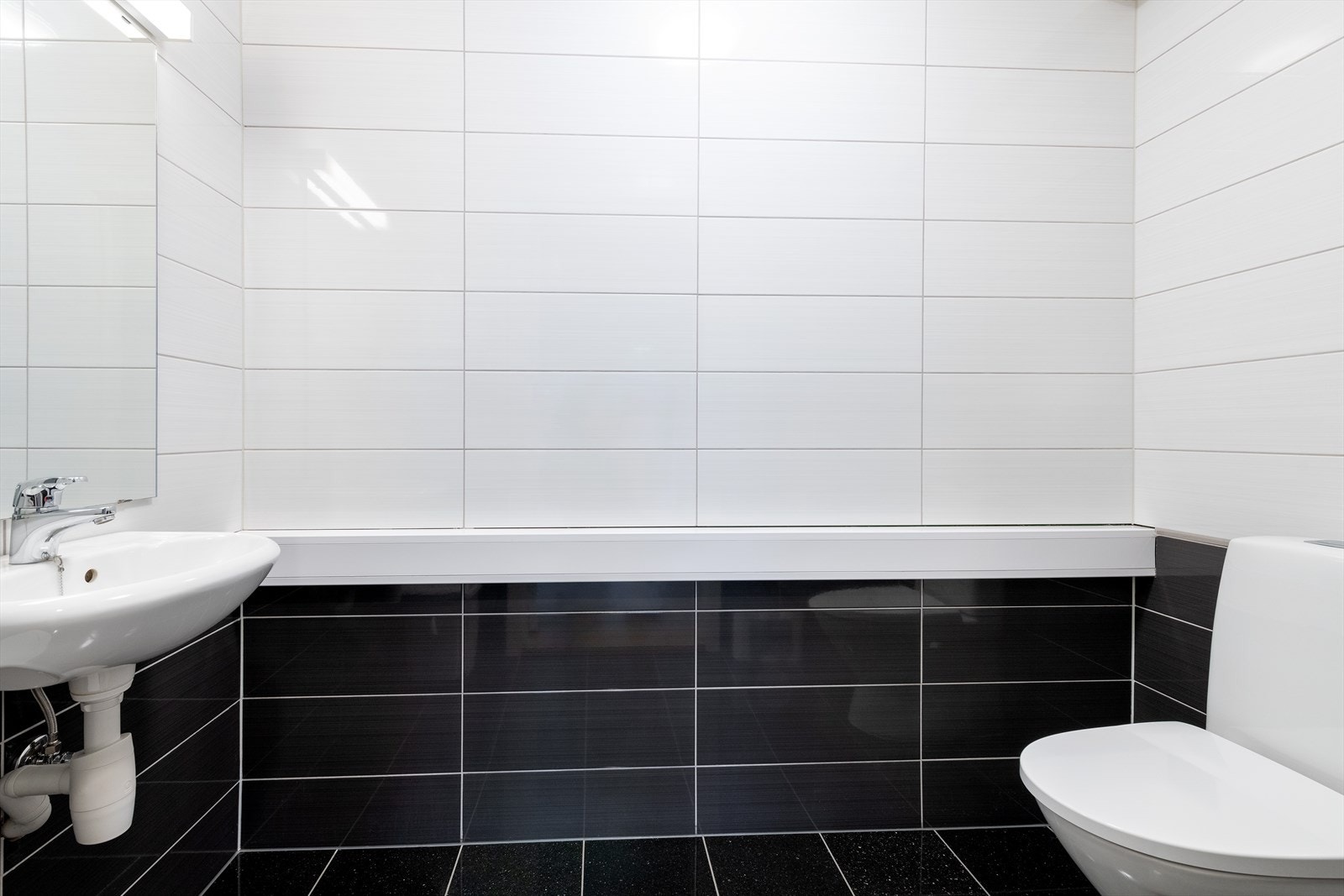 Toalettrom med fliser Galleribilde