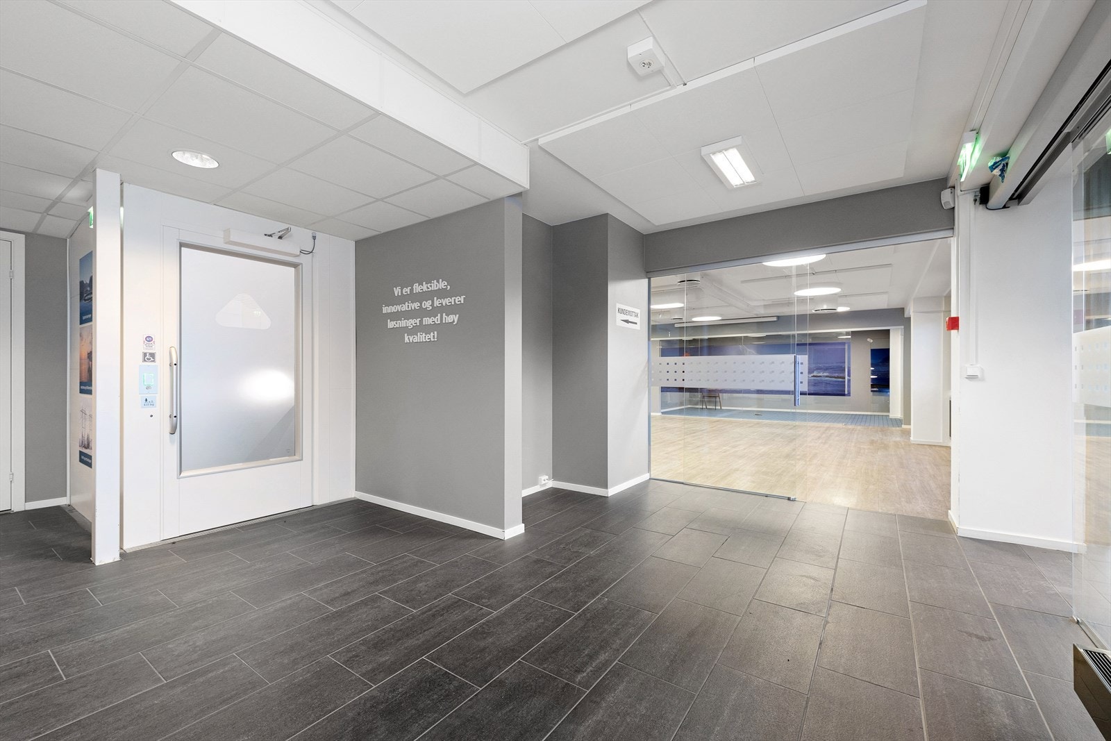 Fra resepsjonsområde mot åpent landskap Galleribilde