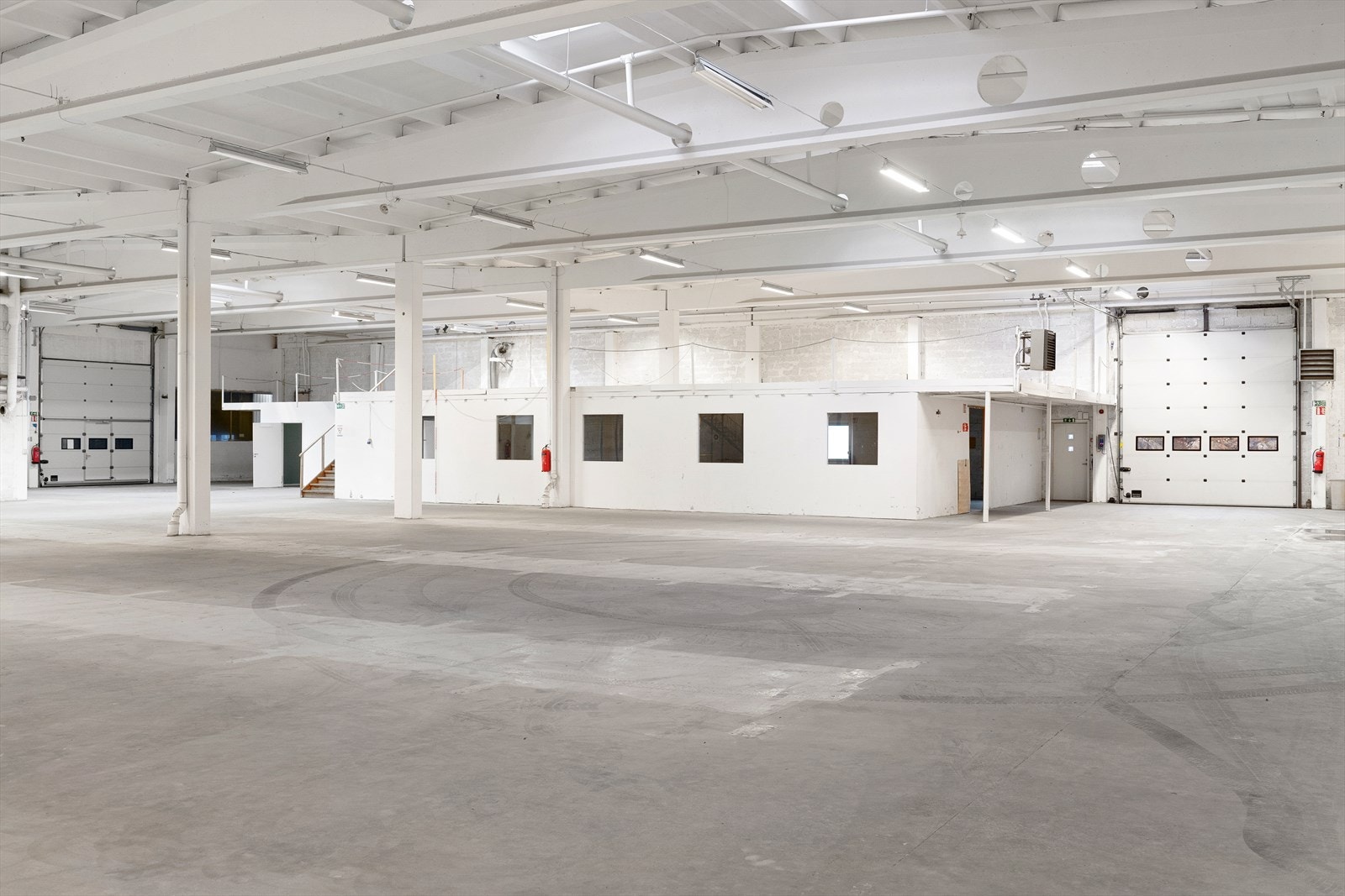 Lageret har tilkomst både fra kontorer, lasterampe og kjøreport Galleribilde