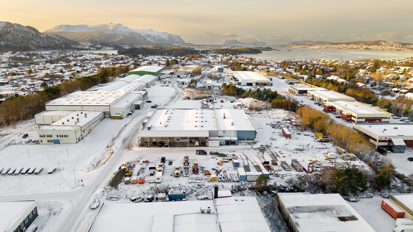 Dronefoto mot vest Galleribilde
