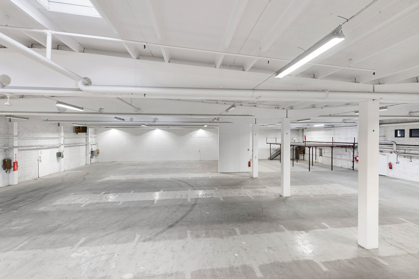 Lagerareal sett fra messanin Galleribilde