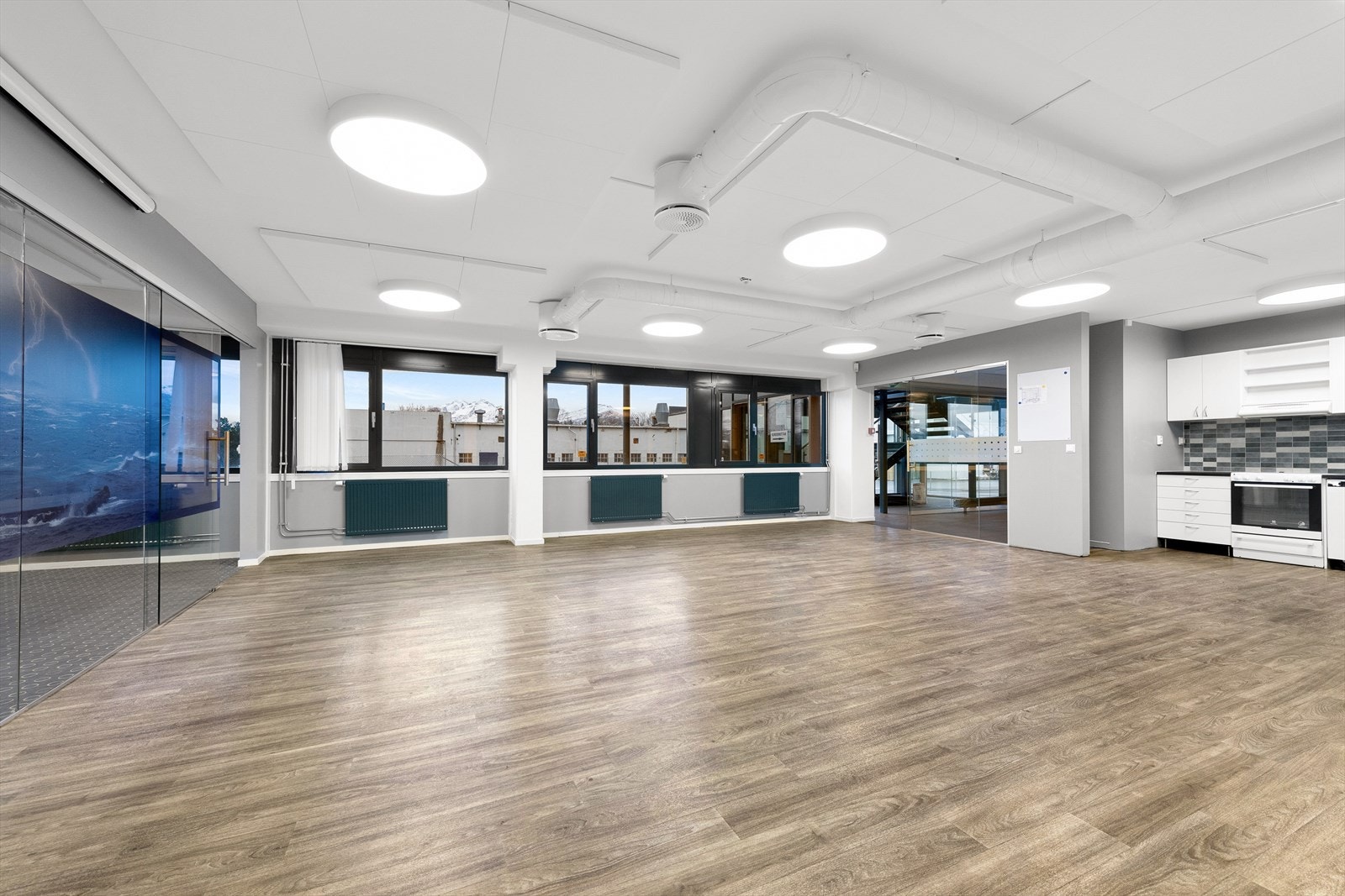 Åpent landskap med tillggende kitchenette/te-kjøkken Galleribilde