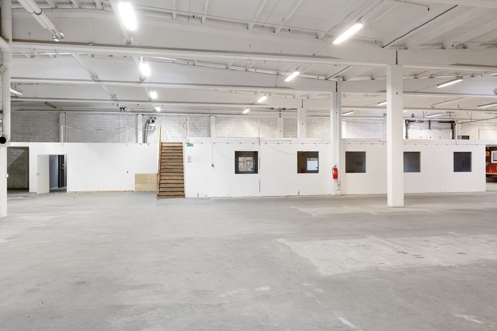 Serviceområde med messaninlager over Galleribilde