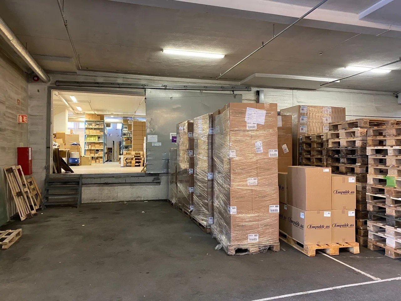 Varemottak med dør Galleribilde