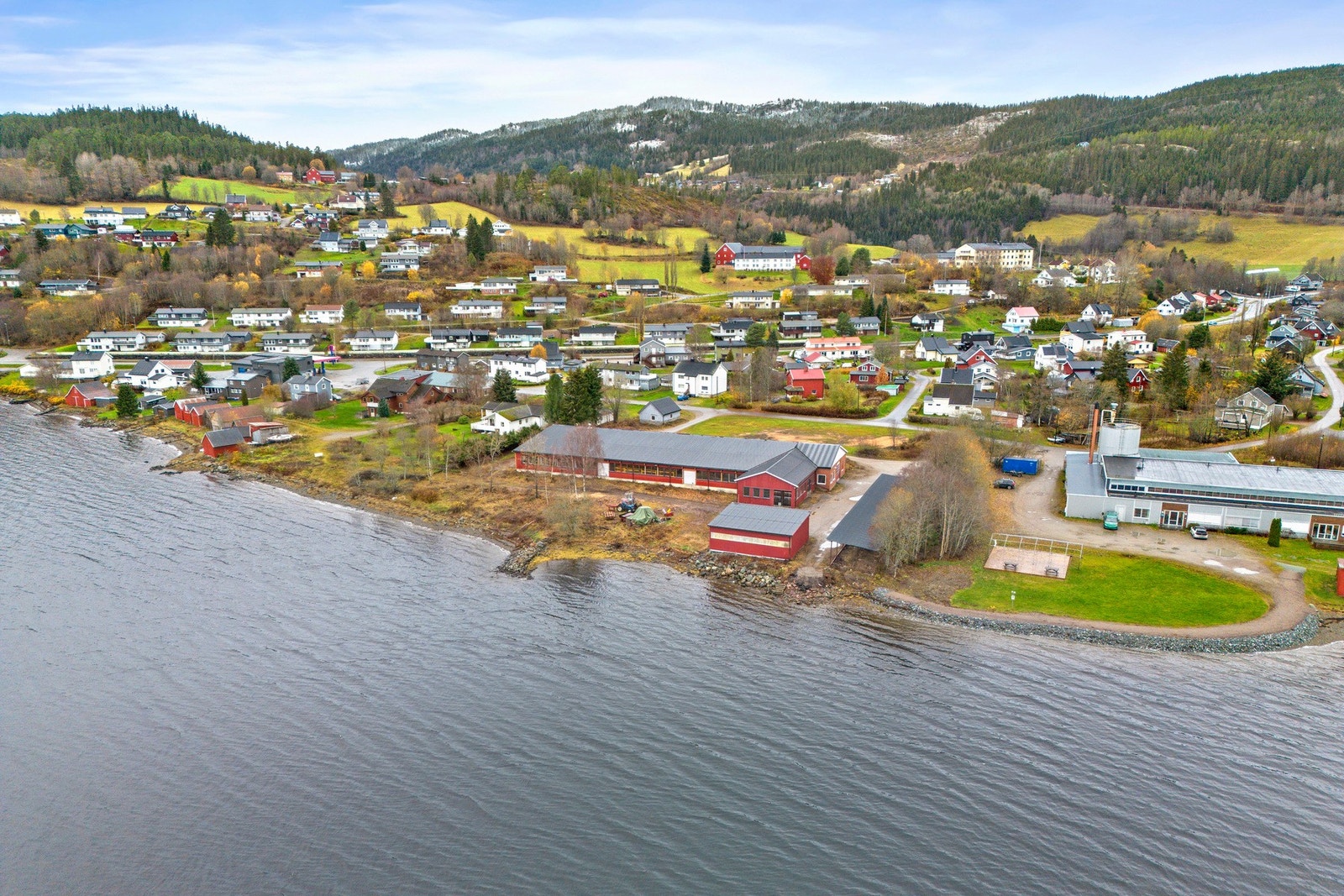 Eiendomsmegler 1 Midt-Norge AS er engasjert av Fjord Holding AS, Klima Holding AS og Resgus Holding AS for å bistå med salg av 100 % av aksjene i Handverksvegen 26 AS. Selskapet eier eiendommen Handverksvegen 26 i Steinkjer kommune. Galleribilde