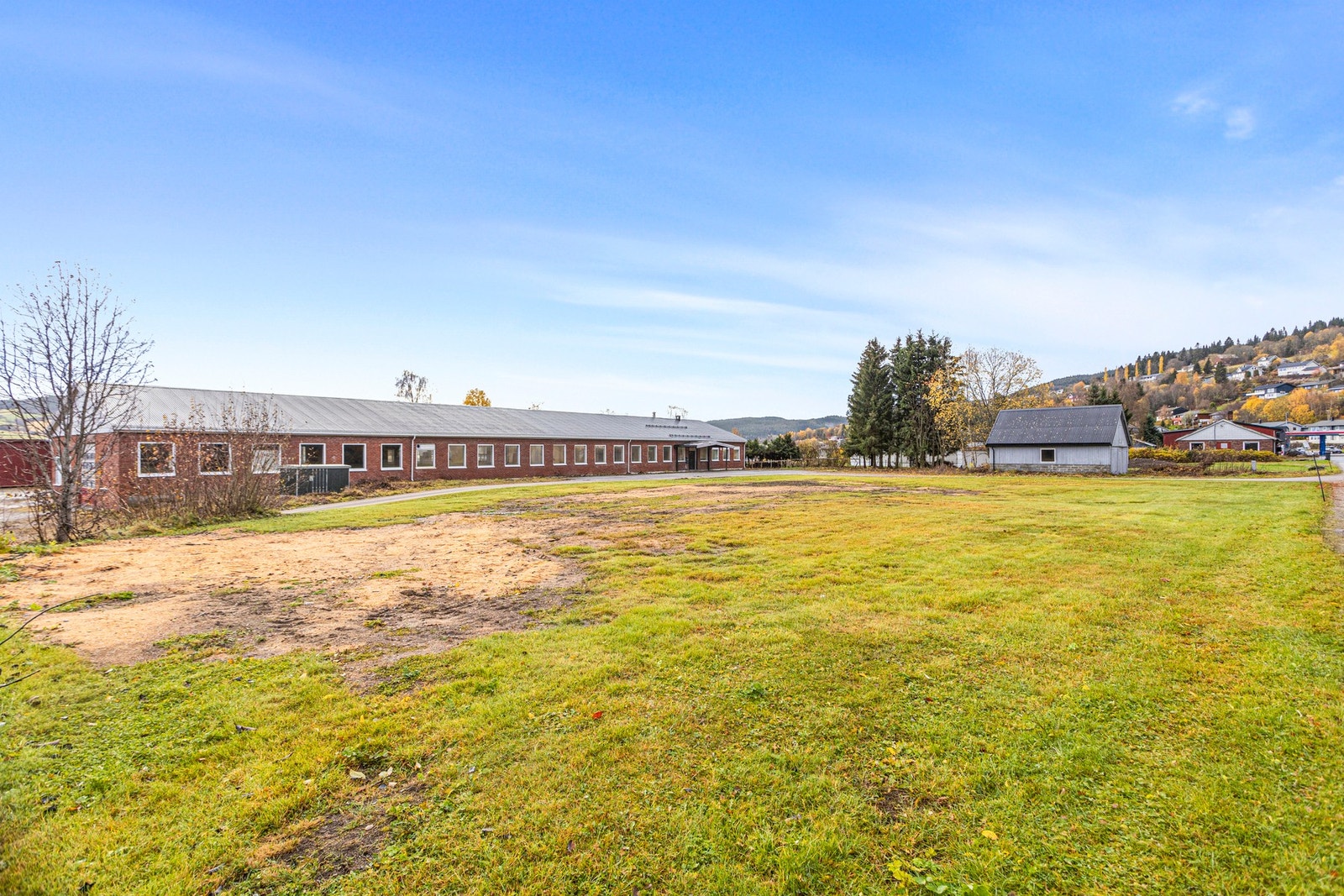 Tomtens størrelse og kvaliteter gir et godt potensial for utvidelse av bygningsmasse og etablering av større virksomhet. Galleribilde