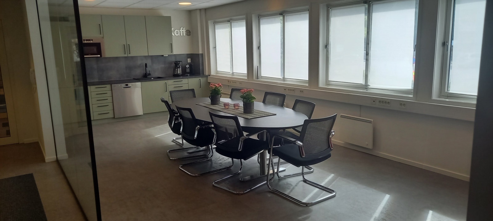 Kjøkken/spiseplass kan også brukes til møterom. Galleribilde