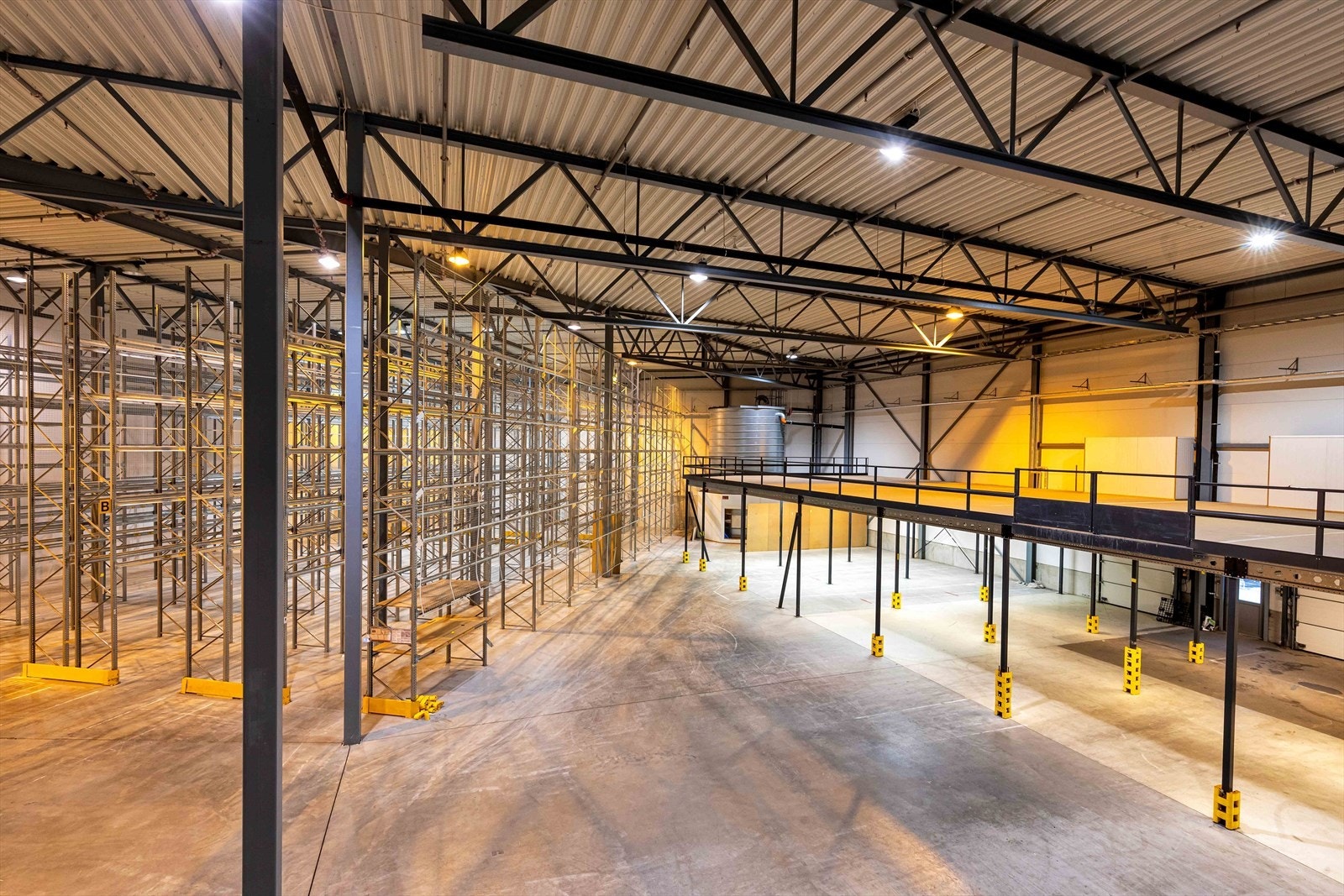 Oversiktsbilde over høytlager og mesanin Galleribilde