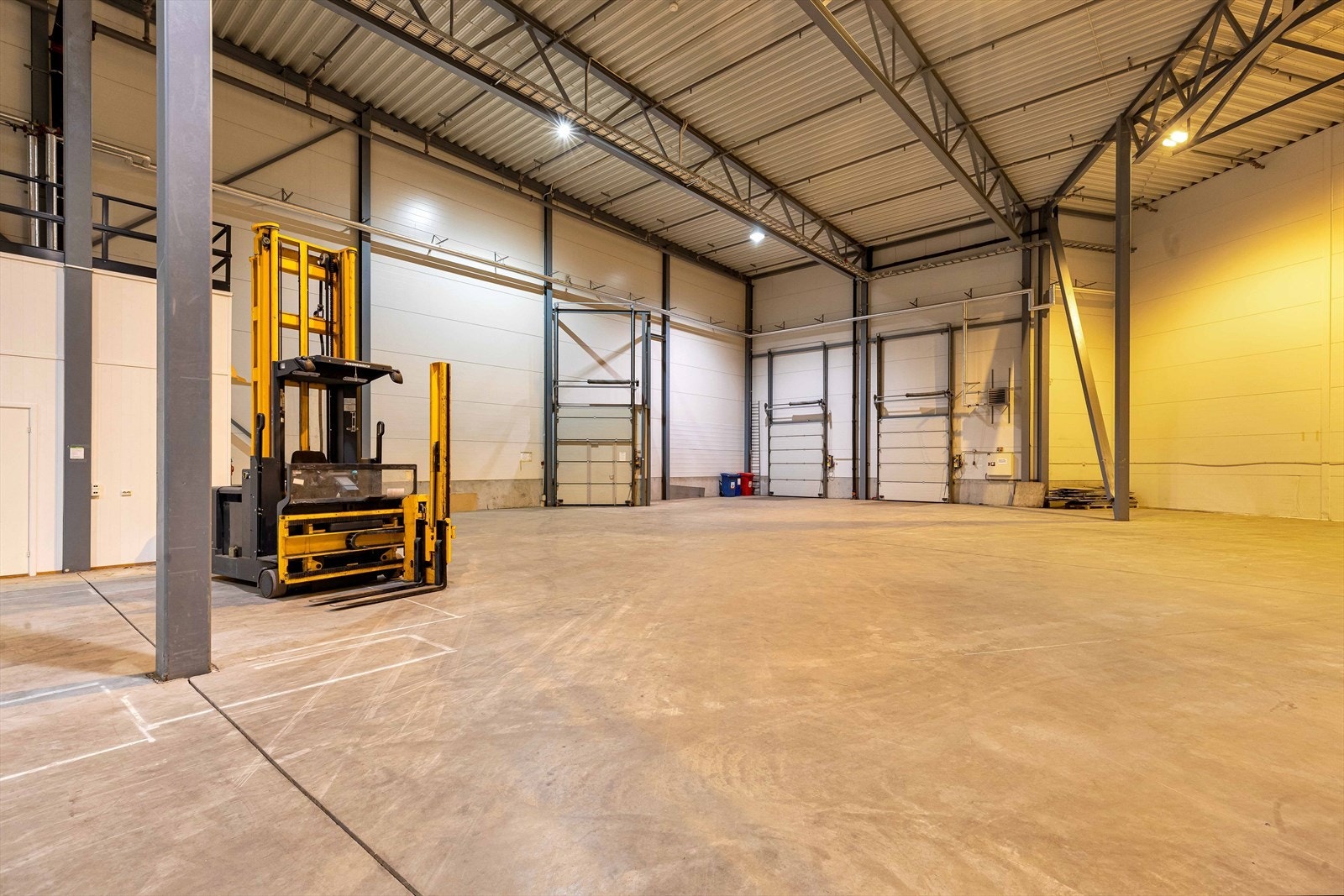 2 kjøreramper og 1 kjøreport på baksiden av bygget Galleribilde