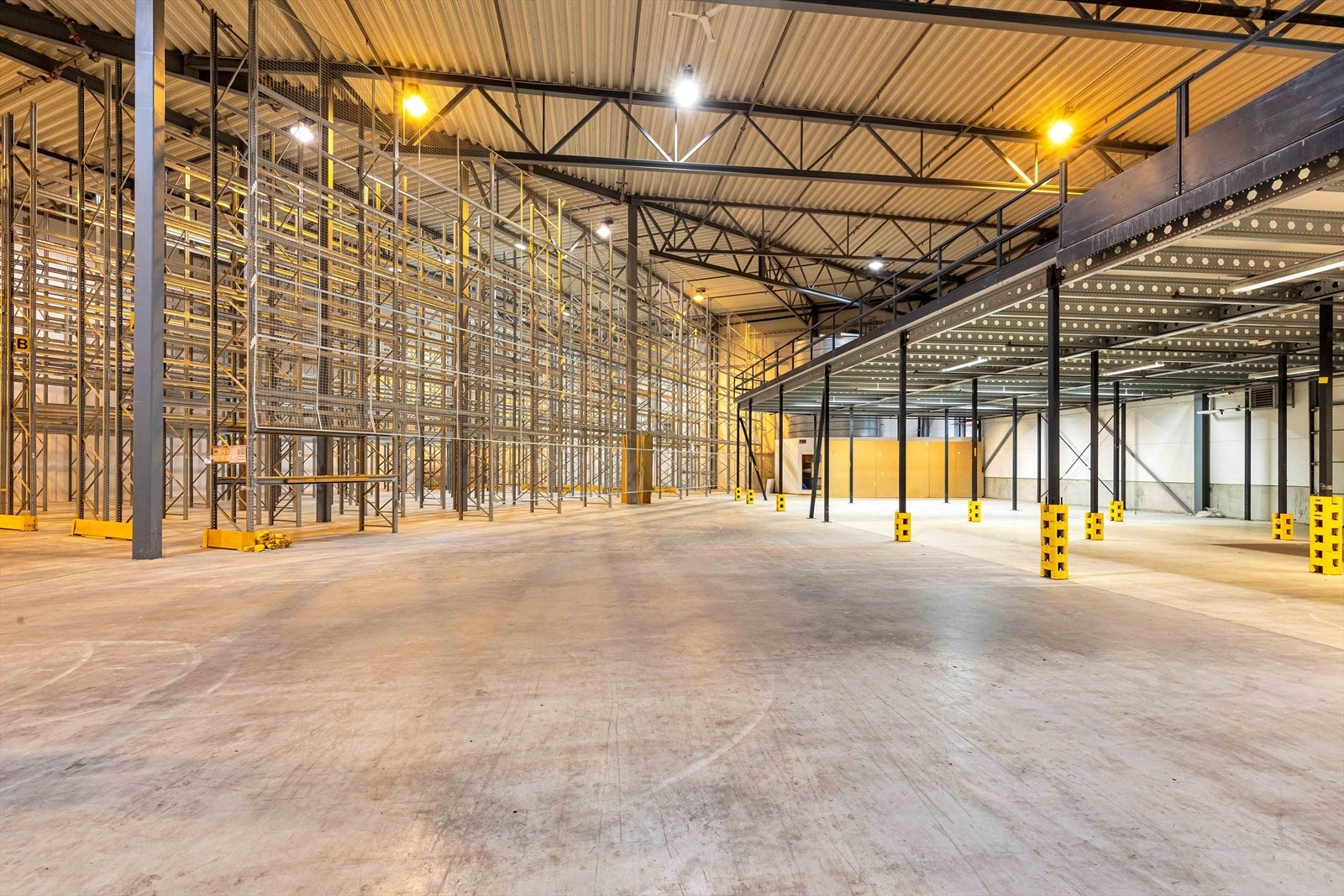 11,7 meter til taket gir gode muligheter for lagring i høyden Galleribilde