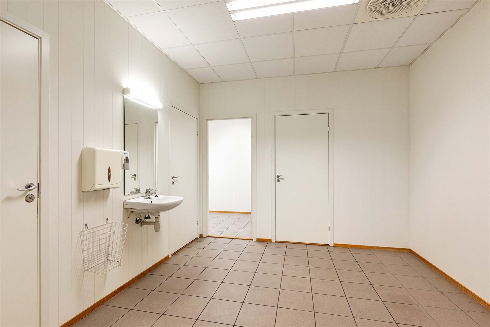 Garderobe/toalett Galleribilde