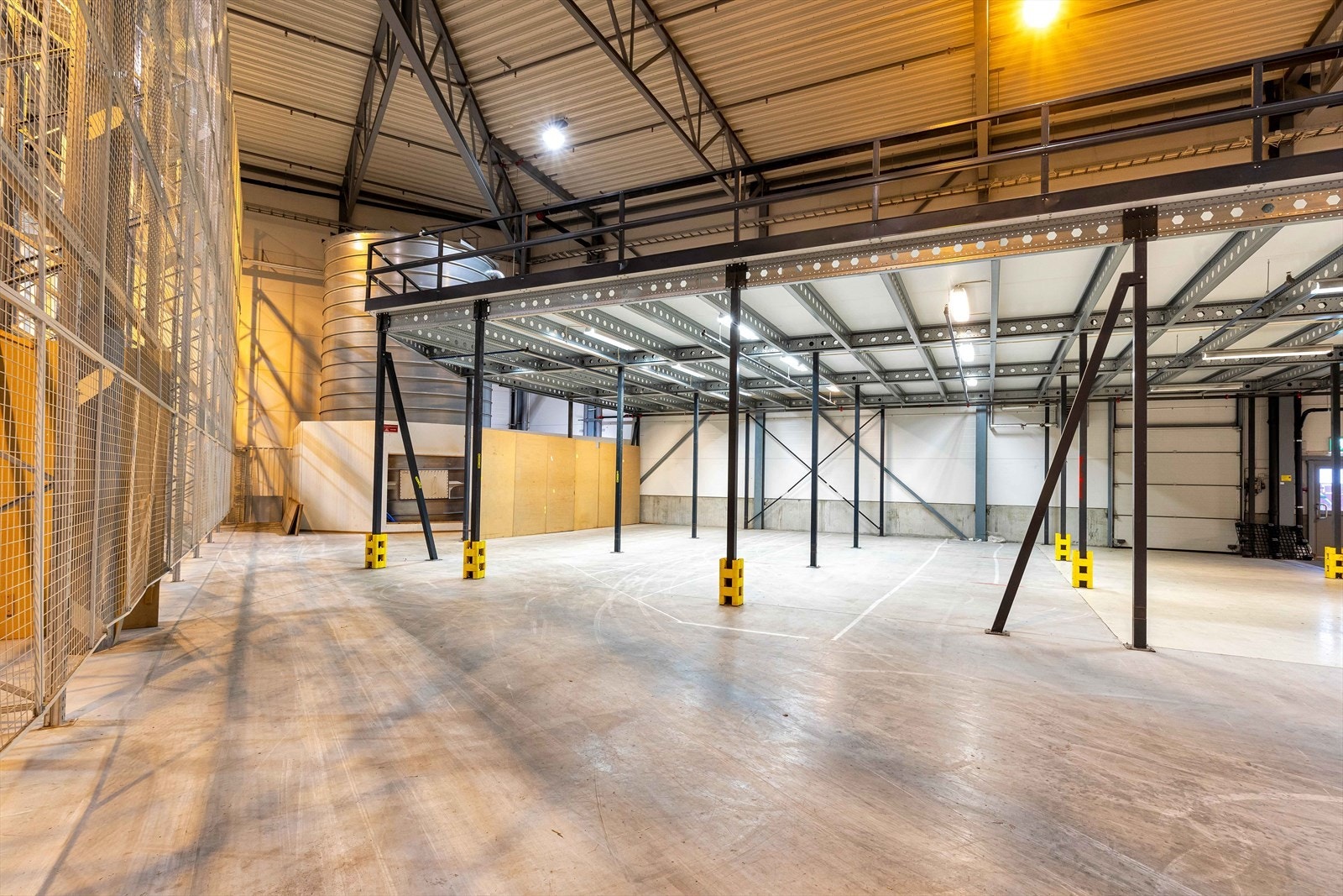 Kjøreport under mesanin gir god logistikk gjennom bygget Galleribilde