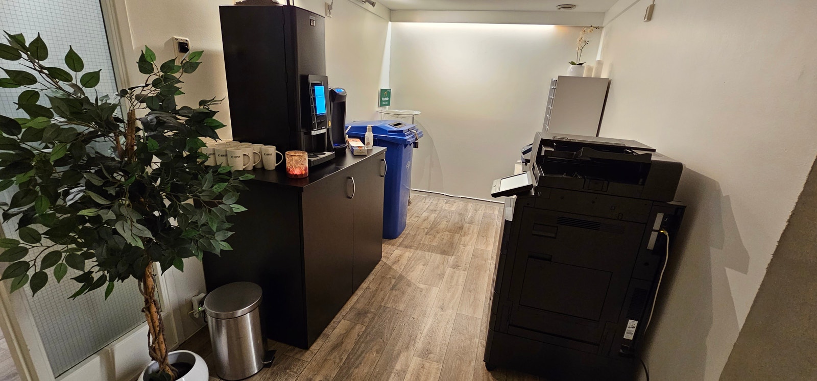 Kopimaskin og kaffeautomat i eget område Galleribilde