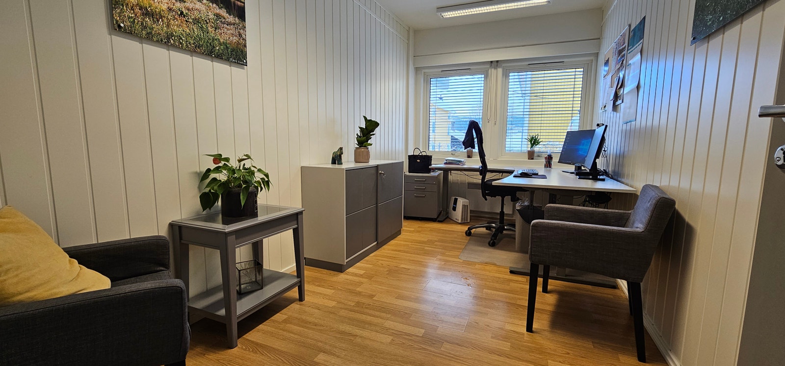 Romslige cellekontorer der alle er møblert med arbeidspult Galleribilde