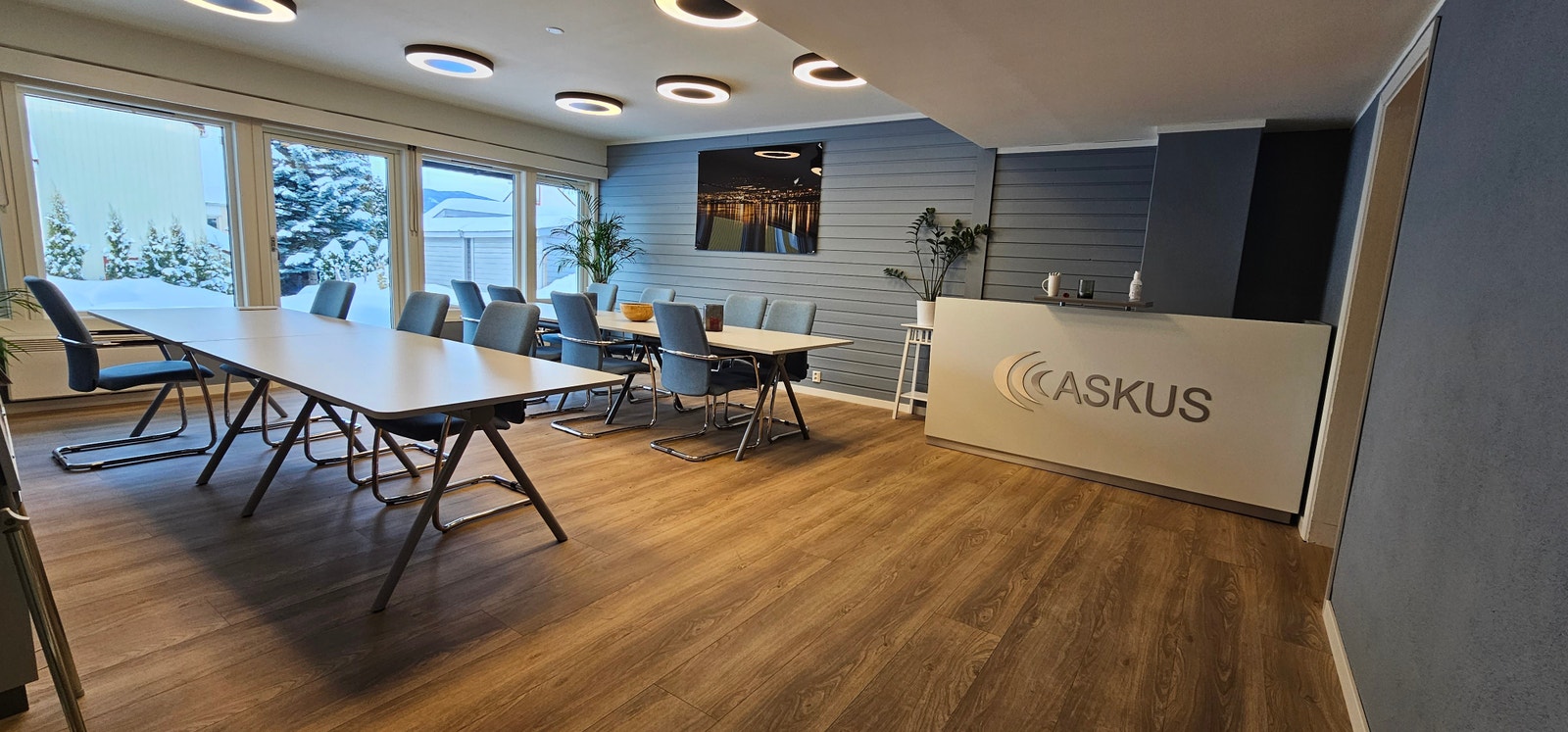 Kontorlokalet har et stort møterom/kantine med alle møteromsfasiliteter. Møterommet er innredet og klart til bruk. Galleribilde
