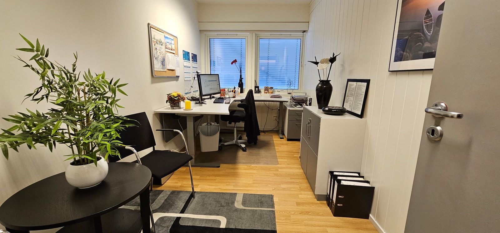 Romslige cellekontorer der alle er møblert med arbeidspult Galleribilde