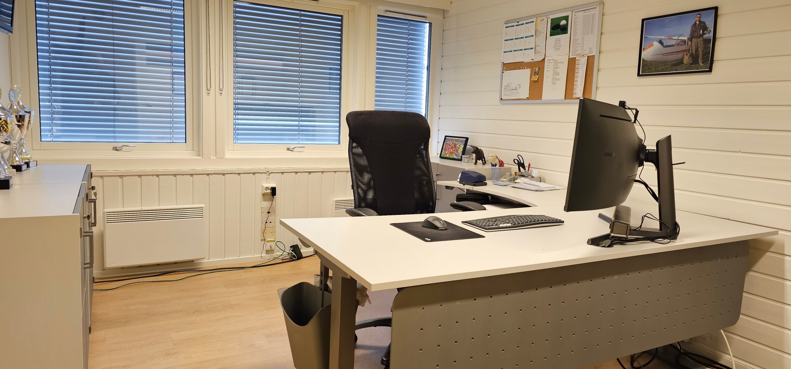 Romslige cellekontorer der alle er møblert med arbeidspult Galleribilde